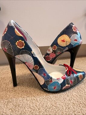 Gorgeous Navy Floral Pointed-Toe Pumps with Red Bow